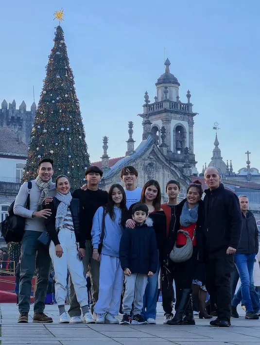 Pasangan Donna Agnesia dan Darius Sinathrya justru merayakan Natal bersama keluarga besarnya. Tak tanggung-tanggung, Darius dan Donna berpose bersama keluarga mereka yang lengkap di Portugal, dengan outfit kompak musim dingin. [Foto: Instagram/darius_sinathrya]
