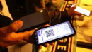 <p>Pengunjung melakukan scan barcode registrasi Roaring Night Manchester City vs Manchester United di Babahramu Dine &amp; Bar, Episode Hotel, Gading Serpong, Tangerang, Minggu (3/3/2024). (Bola.com/M Iqbal Ichsan)</p>
