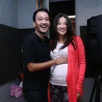 Ruben Onsu dan Sarwendah Recording Lagu Kaulah 'Buah Hatiku' (Foto: Wimbarsana/Bintang.com)