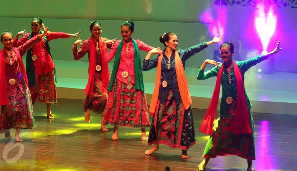 Finalis wanita Abang None Jakarta selatan 2016 saat menunjukan bakat tari di Balai Kartini, Jakarta, (20/5). Para Abang None nantinya akan mewakili Jakarta Selatan dalam memperkenalkan dan mempromosikan wilayah Jakarta Selatan.(Liputan6.com/Angga Yuniar)