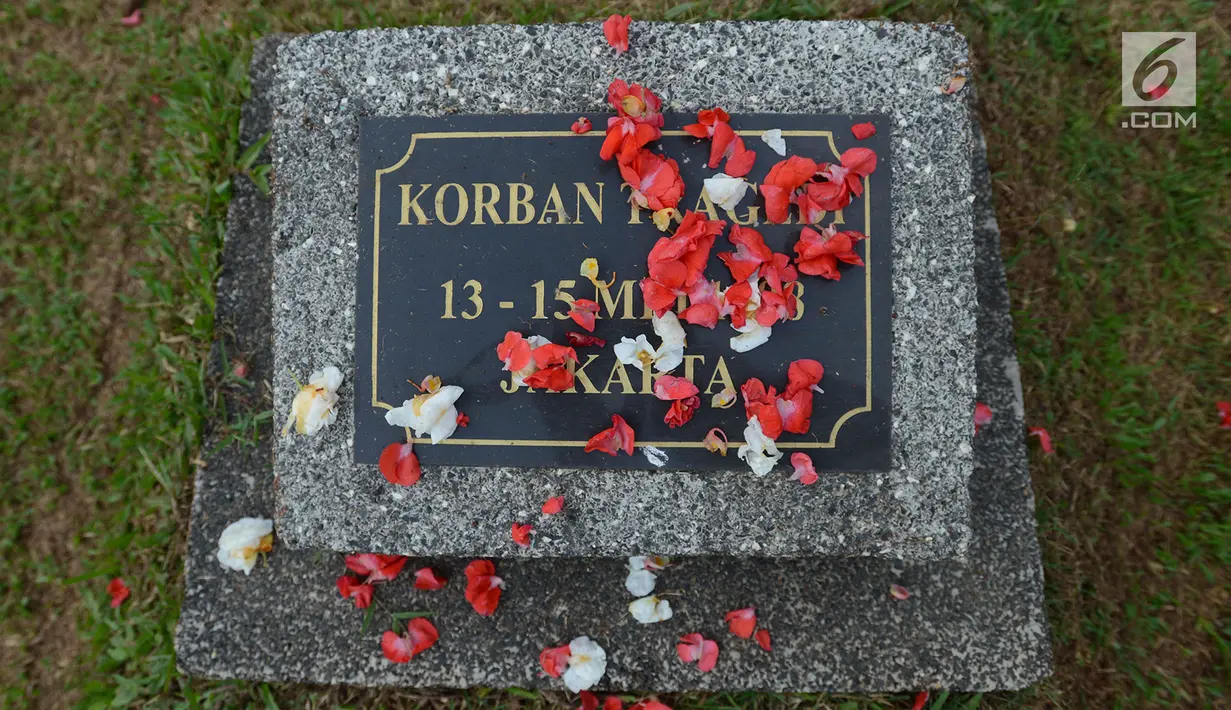 Aktivis Rembuk Nasional Aktivis (RNA) 98 menaburkan bunga di makam korban kerusuhan 98 di TPU Pondok Rangon, Jakarta, Selasa (14/5/2019). 21 tahun tragedi Mei 98 mengisahkan kenangan pilu bagi keluarga korban di mana saat itu diperkirakan 1.217 orang tewas dalam kerusuhan. (merdeka.com/Imam Buhori)