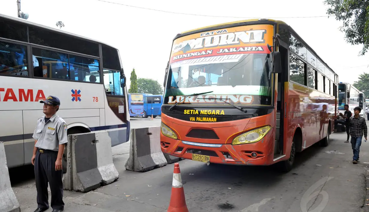 Suasana di terminal bus Pulogadung, Jakarta Timur. (Liputan6.com/Panji Diksana)