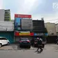 Pejalan kaki melintas di depan sejumlah pertokoan yang tutup di Jalan Sabang, Jakarta pada Rabu (22/5/2019). Pemilik toko dan pengelola kantor di kawasan tersebut menutup toko dan kantor mereka imbas aksi 22 Mei 2019 yang berakhir rusuh di beberapa titik lokasi. (Liputan6.com/Aangga Yuniar)