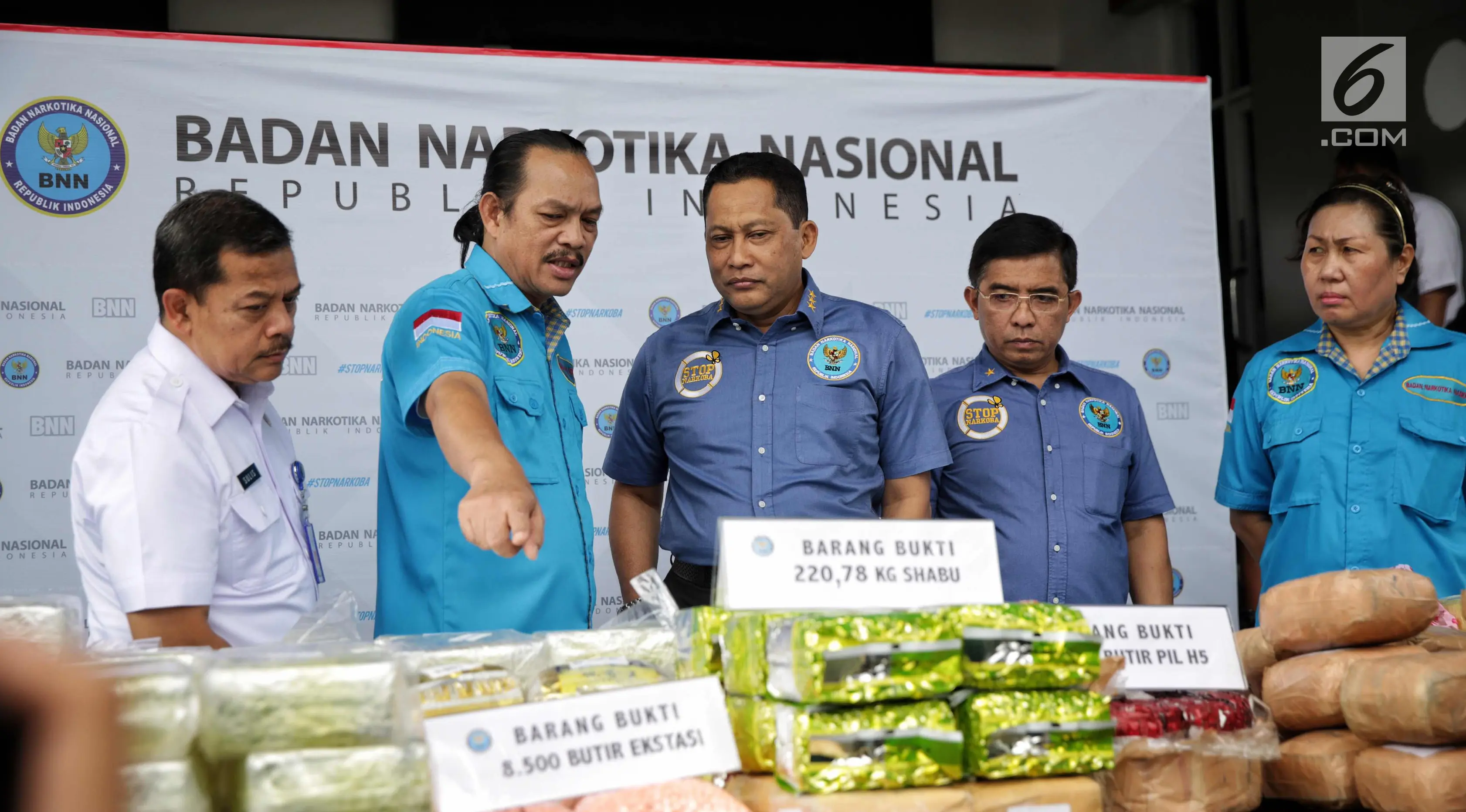 Kepala BNN Komjen Budi Waseso mendengarkan penjelasan terkait rilis pengungkapan peredaran narkotika di Jakarta, Kamis (9/11). Petugas menyita 220 kg sabu, ribuan pil ekstasi, serta pil happy five dari jaringan Malaysia-Aceh. (Liputan6.com/Faizal Fanani)
