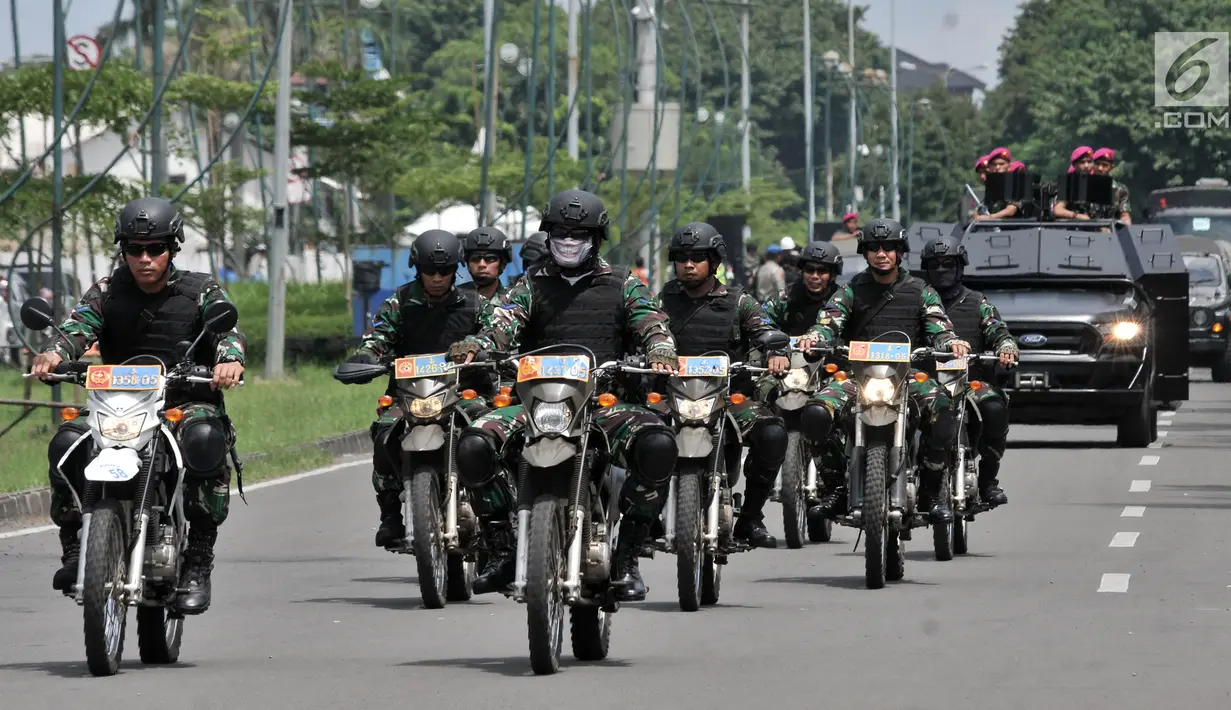 Prajurit TNI usai melaksanakan Apel Patroli Skala Besar TNI-Polri di JIExpo, Kemayoran, Jakarta Pusat, Minggu (14/4). TNI dan POLRI siap mengamankan pelaksanaan Pemilu serentak  17 April 2019 mendatang dengan menjamin keamanan masyarakat sampai ke TPS. (merdeka.com/Iqbal S. Nugroho)