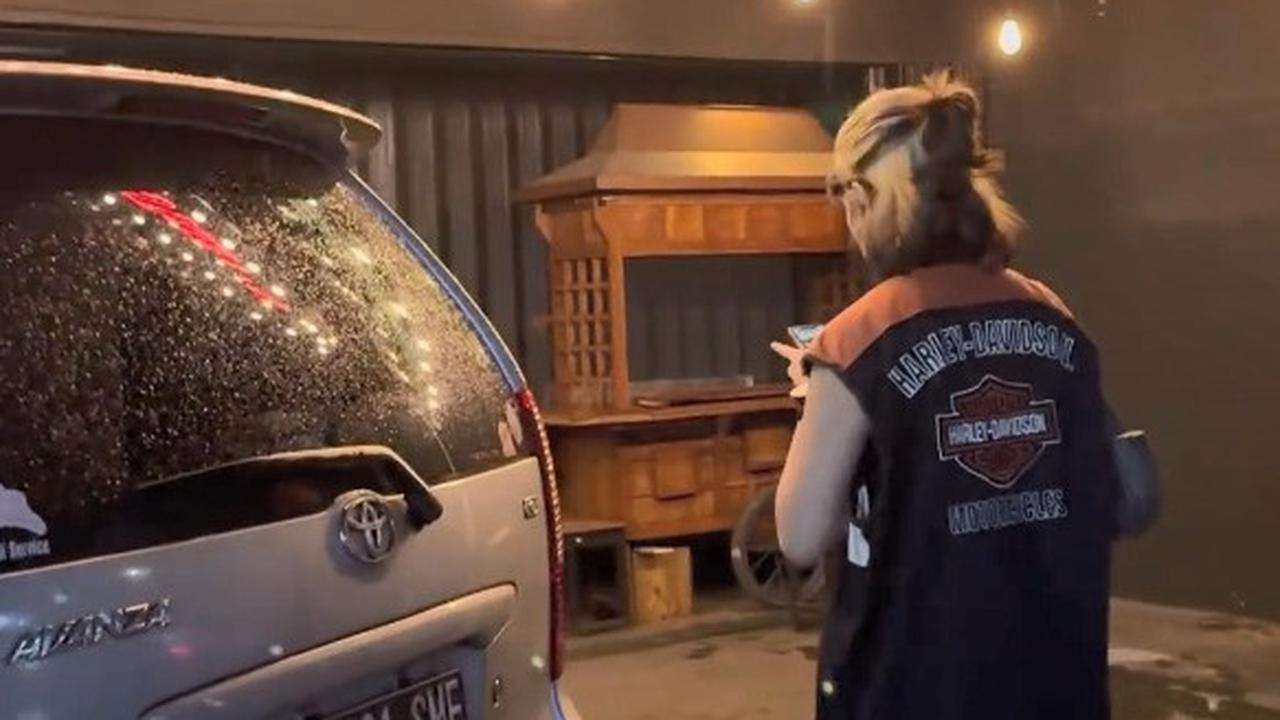 Momen Feni Rose Nonton Anaknya Manggung di Cafe, Duduk Sebelahan bak Bestie