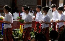 FOTO: Kekhusyukan Umat Buddha Laksanakan Puja Bakti Tri Suci Waisak di Wihara Arya Dwipa Arama TMII