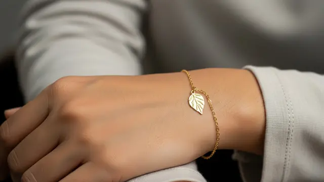 Gelang dengan Liontin Minimalis