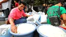 Seorang pedagang saat memilih kolang-kaling di Pasar Induk, Kramat Jati, Jakarta, Jumat (19/6/2015). Untuk memenuhi permintaan konsumen, pedagang kolang-kaling di pasar Induk, kramat jati menambah pasokan kolang-kaling. (Liputan6.com/Yoppy Renato)