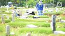 <p>Warga berdoa saat melakukan ziarah di area pemakaman khusus COVID-19 di TPU Rorotan, Cilincing, Jakarta Utara, Rabu (4/5/2022). Sejumlah tempat pemakaman umum masih dipadati oleh keluarga yang melakukan ziarah di H+3 Lebaran. (merdeka.com/Imam Buhori)</p>