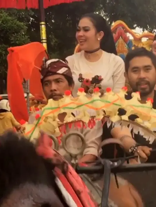 Teriakan warga yang menyaksikan arak-arakan delman yang ditumpangi Syahrini juga terdengar beberapa kali memanggil nama Syahrini. Masyarakat menyembutnya dengan antusias. (Instagram/princessyahrini)