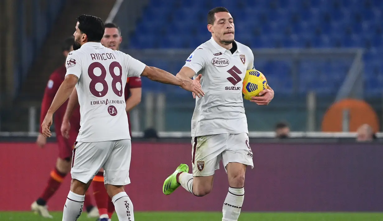 Penyerang Torino,  Andrea Belotti berselebrasi usai mencetak gol ke gawang Roma pada pertandingan Liga Serie A Italia di stadion Olimpiade, Jumat (18/12/2020). Roma tampil sangat dominan. Namun, Torino justru yang memiliki peluang pertama untuk unggul melalui Belotti. (AFP Photo/Vincenzo Pinto)
