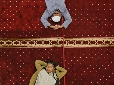 Umat Muslim memanfaatkan waktu untuk beristirahat usai salat Jumat di Masjid Istiqlal, Jakarta, Jumat (7/3/2025). (Liputan6.com/Angga Yuniar)