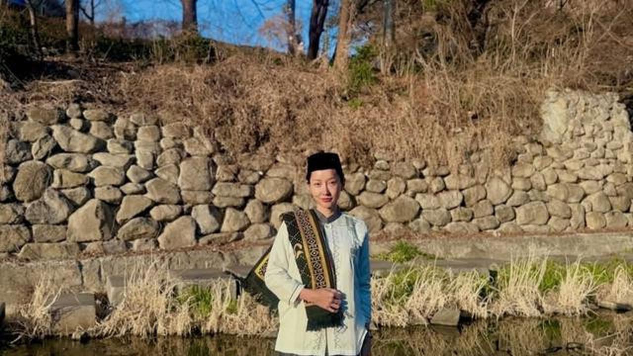 Potret Lucinta Luna Lebaran dengan Sarung dan Baju Koko, Berdiri di Shaf Laki-Laki Saat Salat Id