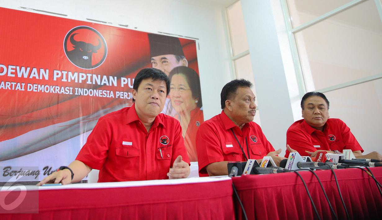 Ketua Fraksi PDIP Olly Dondokambey (tengah) memberikan keterangan pers usai rapat koordinasi di DPP PDIP, Jakarta, Kamis (17/9/2015). Dalam rapat Megawati meminta kepada fraksi untuk turun ke bawah sukseskan pilkada serentak. (Liputan6.com/Faizal Fanani)
