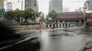 Petugas PPSU membersihkan sampah dekat beton pembatas di Jalan Senopati, Jakarta, Minggu (29/12/2019). Pascakejadian mobil tabrak Apotek Senopati, Suku Dinas Bina Marga memasangan beton pembatas untuk meminimalisir kejadian serupa terulang kembali. (Liputan6.com/Faizal Fanani)