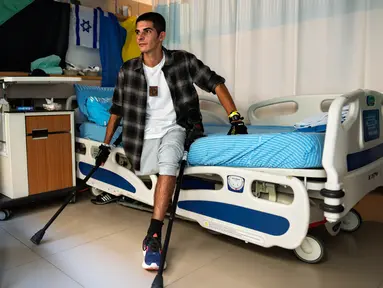 Tentara cadangan Israel Igor Tudoran (27), yang terluka dalam perang dengan Hamas, duduk di kamarnya di divisi rehabilitasi Rumah Sakit Sheba di Ramat Gan, Israel, 18 Desember 2023. Tudoran terluka ketika sebuah rudal yang ditembakkan oleh militan Gaza menabrak tanknya di Jalur Gaza. (AP Photo/Oded Balilty)