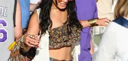 Vanessa Hudgens adalah ratu tak terbantahkan dari kerumunan selebriti Coachella, menjadi ikon gaya boho-chic khas era Tumblr.
Dan meskipun banyak penampilan selanjutnya terbukti ikonik dengan caranya sendiri, atasan bandeau bermotif bunga yang sangat kecil, celana pendek denim, dan atasan panjang hingga lantai adalah salah satu yang benar-benar meletakkan dasar gaya tersebut. [Foto: Instagram/ Coachella.dok]