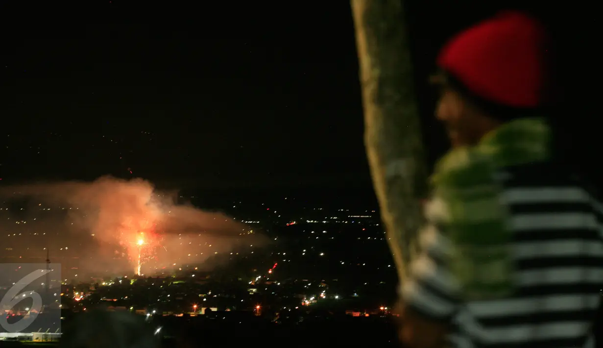 Warga melihat pesta kembang api yang dinyalakan di sekitar Candi Prambanan, (1/1). (Boy T Harjanto)