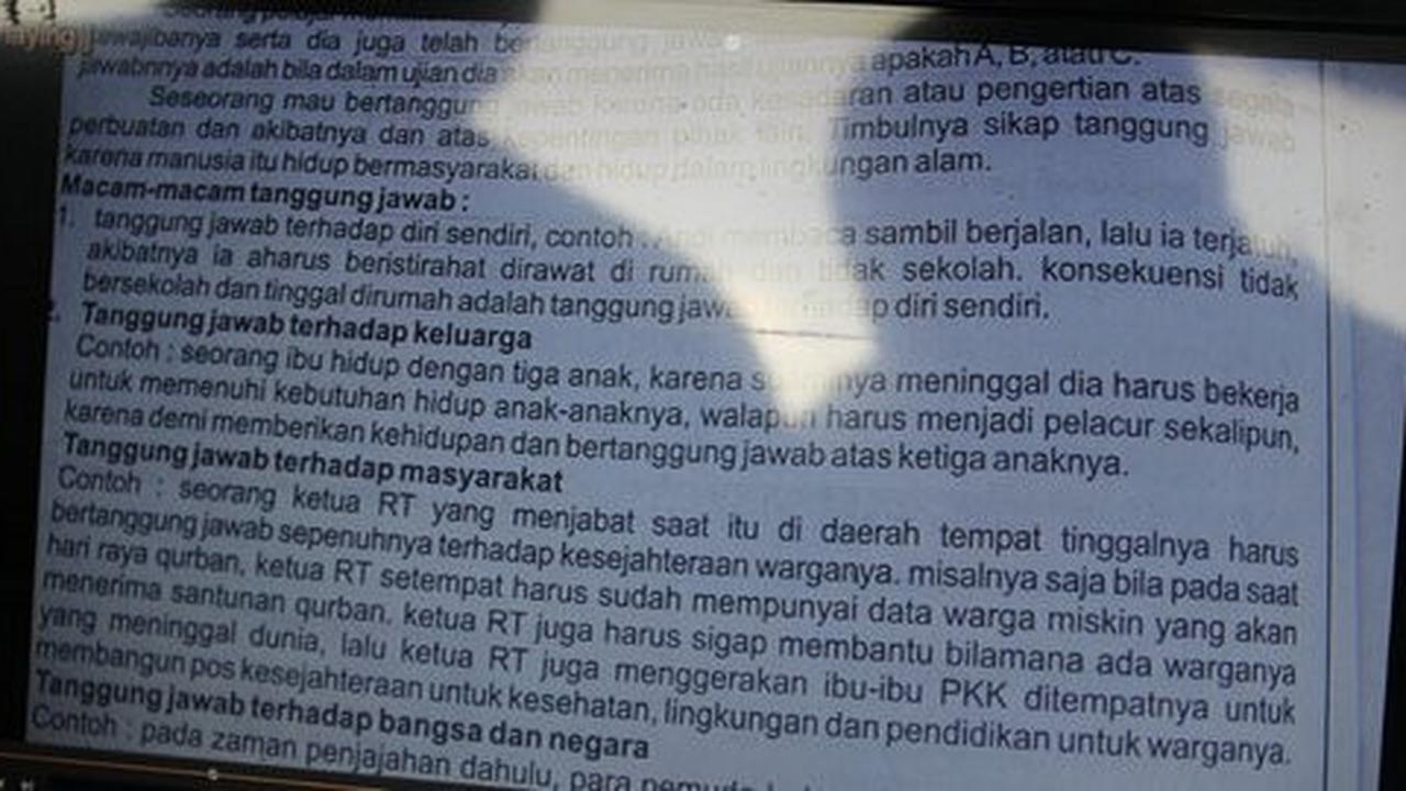 Buku SD berisi Saras 008 selingkuhan Spiderman dan ibu jadi PSK