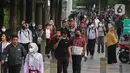 <p>Sejumlah pekerja mengenakan masker melintas saat jam pulang kerja di kawasan Sudirman, Jakarta, Rabu (16/8/2023). (Liputan6.com/Angga Yuniar)</p>