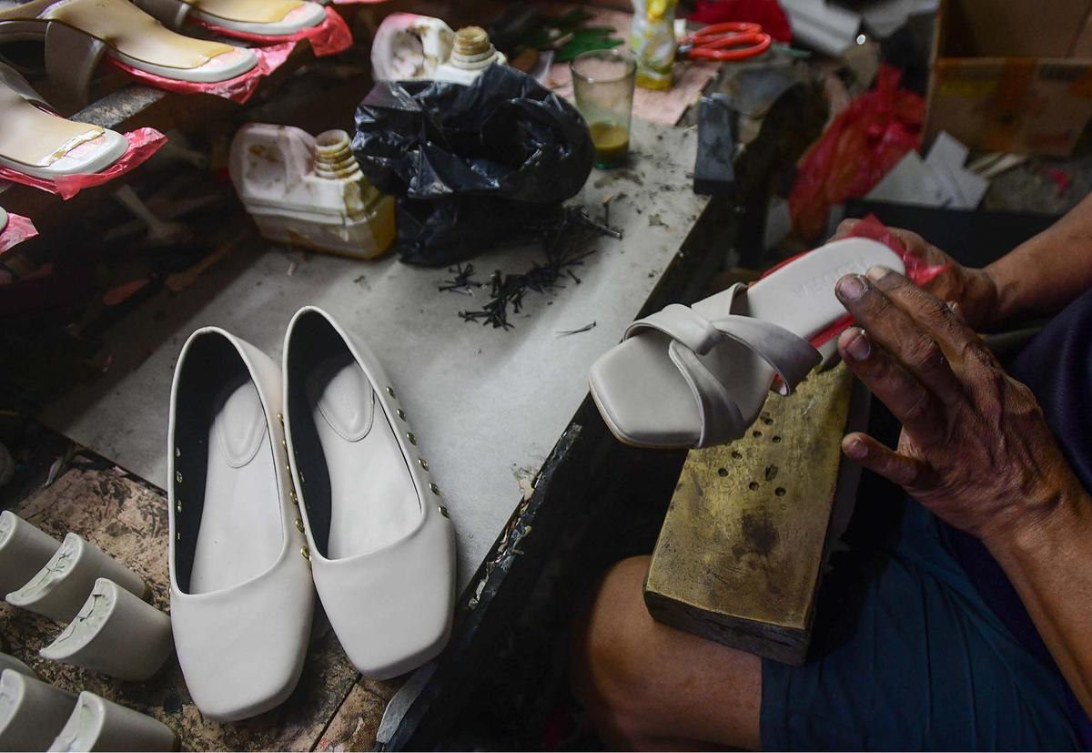 FOTO: Permintaan Lesu, Industri Rumahan Sepatu Terpukul, Omzet Anjlok 70 Persen