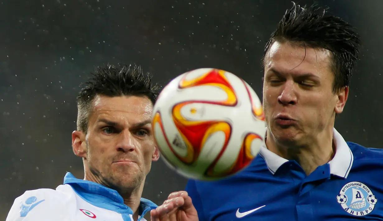 Gelandang Dnipropetrovsk, Yevhen Konoplyanka (kanan) berebut bola dengan Christian Maggio di leg kedua semifinal Europa League di NSK Olimpijs'kjv Stadium,, Jumat (15/5/2015). Dnipro Dnipropetpovsk menang 1-0 atas Napoli. (REUTERS/Gleb Garanichdi)