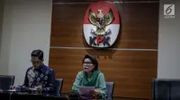 Juru bicara KPK Febri Diansyah (kiri) dan Wakil Ketua KPK, Basaria Panjaitan saat memberikan keterangan kepada awak media terkait operasi tangkap tangan (OTT) Jambi di Gedung KPK, Jakarta, Rabu (29/11). (Liputan6.com/Faizal Fanani)