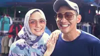 Citra Kirana dan rezky Aditya berburu barang murah di pasar. (Sumber: YouTube/Ciky Citra Rezky)