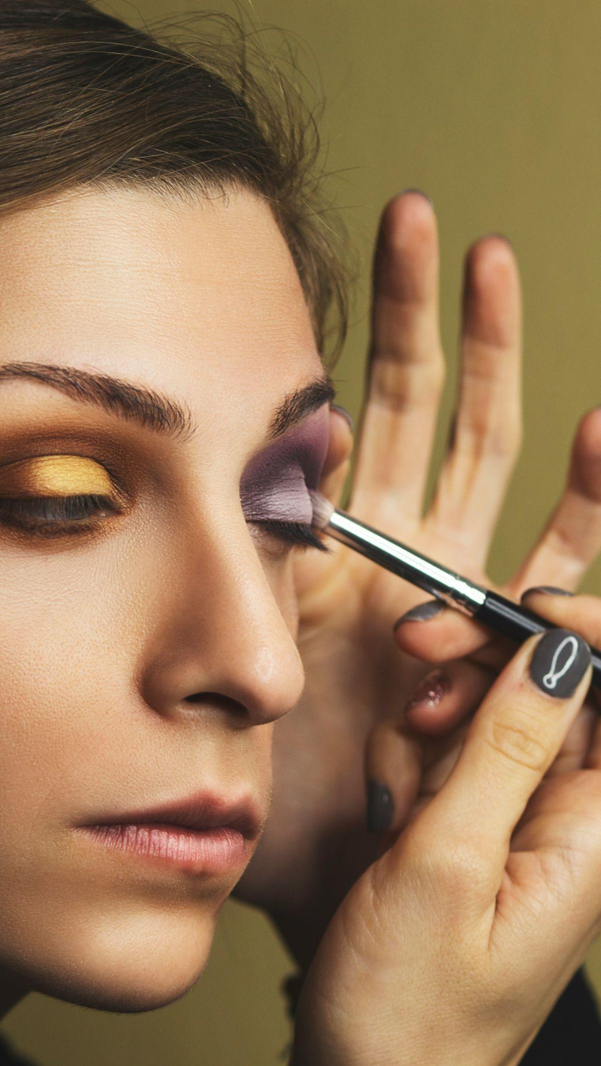 Penggunaan Riasan (Make Up) yang Sesuai Kebutuhan<br>