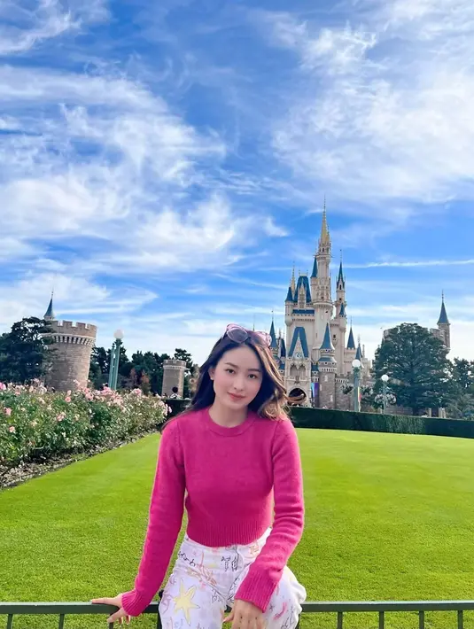 Tampil dengan sweater pink, penampilan dari Natasha Wilona ini pun kian memesona. Aktris yang sebentar lagi akan berusia 24 tahun ini sosoknya memang tidak pernah luput dari pujian saat tampil dengan berbagai gaya kasualnya yang selalu tampil keren. (Liputan6.com/IG/@natashawilona12)