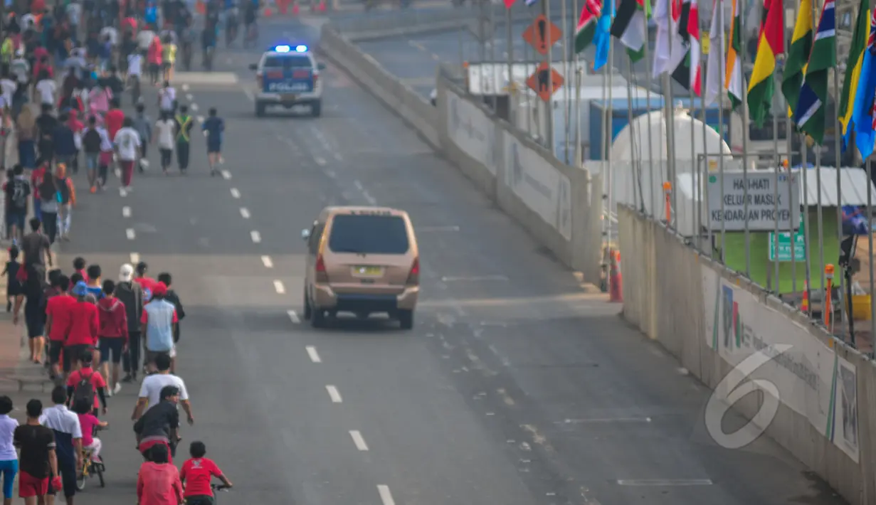 Warga berjalan kaki di sekitar Bundaran HI saat hari tanpa kendaraan atau car free day, Jakarta, Minggu (19/4/2015). Beberapa mengaku tidak tahu jika CFD ditiadakan selama pelaksanaan Konferensi Asia Afrika (KAA). (Liputan6.com/Faizal Fanani)
