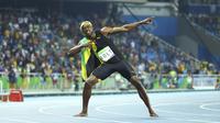 Selebrasi Usain Bolt usai memenangi final cabang atletik nomor 100m putra Olimpiade Rio de Janeiro, Minggu (14/8/2016). (REUTERS/Lucy Nicholson)