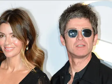 Musisi Inggris Noel Gallagher (kanan) dan istrinya Sara MacDonald berpose di karpet merah saat tiba untuk pemutaran perdana film Inggris "A Star is Born" di pusat Kota London, Inggris, 27 September 2018. Noel Gallagher dan Sara MacDonald memutuskan bercerai setelah menjalin ikatan cinta selama dua dekade lebih. (Anthony HARVEY/AFP)