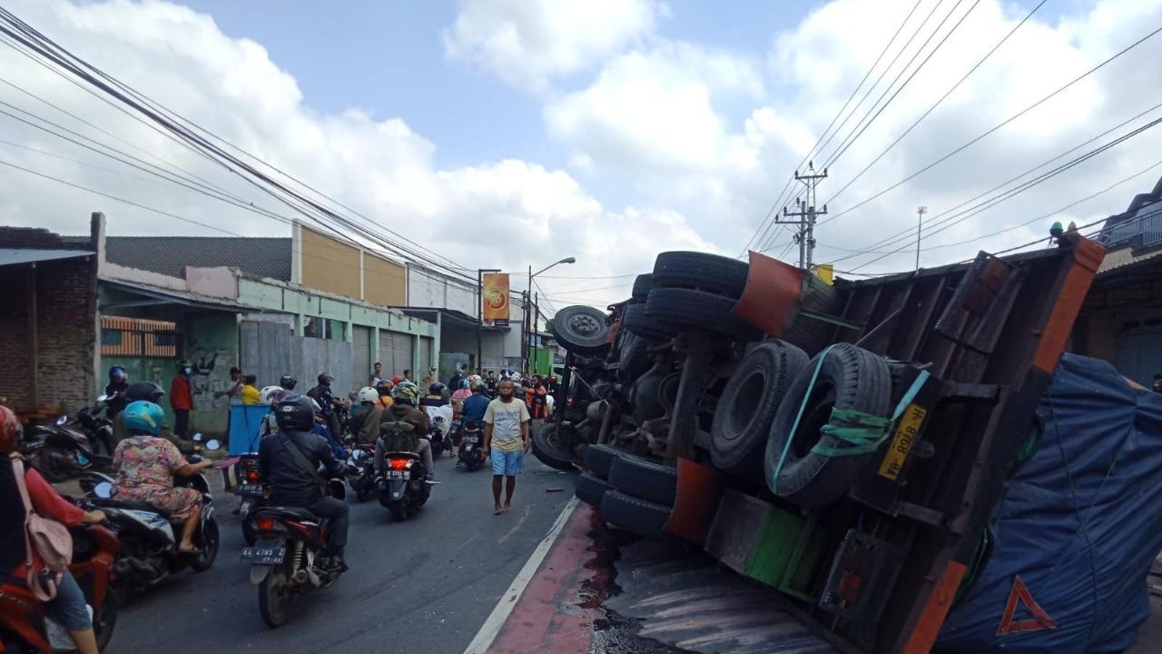 Truk terguling akibat rem blong dan hilang kendali sehingga menimpa 2 mobil, di Purbalingga. (Foto: Liputan6.com/Rudal Afgani)