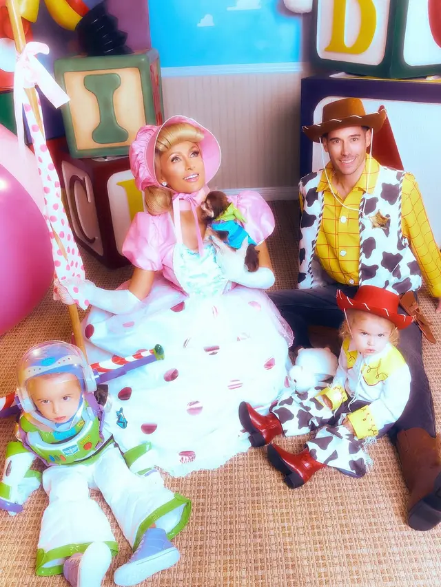 Keluarga Paris Hilton cosplay jadi Toys Story. [@parishilton]
