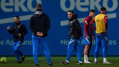 Xavi Hernandez akan menjalani debutnya sebagai pelatih Barcelona di laga melawan Espanyol. Xavi memberi indikasi akan ada kejutan di line-up pertamanya. (AFP/Josep Lago)