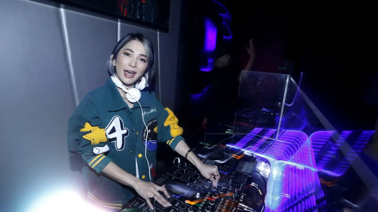 Penampilan DJ Diana Dee di Soft Opening Hotel Grand Asia, baru-baru ini