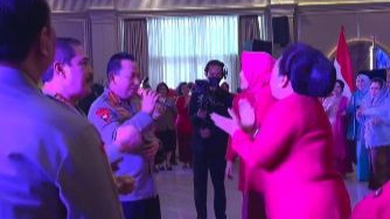 Momen Jenderal Polisi Bernyanyi
