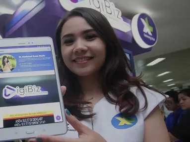 Model menunjukkan aplikasi DigiBiz saat peluncurannya di Jakarta, Selasa (02/12). XL Axiata meluncurkan aplikasi DigiBiz yang merupakan aplikasi penjualan dalam jaringan (online) untuk mendorong perkembangan UMKM di Indonesia. (Liputan6.com/Angga Yuniar)