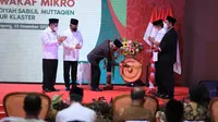 Wakil Presiden Ma'ruf Amin didampingi Ketua Dewan Komisioner OJK Wimboh Santoso yang meresmikan langsung pendirian Bank Wakaf Mikro (BWM) Pondok Pesantren Muhammadiyah Sabilil Muttaqien di Metro Lampung, Kamis (23/12/2021).