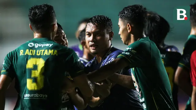 Foto: Gesekkan Antar Pemain, Persebaya Surabaya Akhirnya Libas Persib Bandung 3-0 di Pertandingan Pekan ke-16 BRI Liga 1