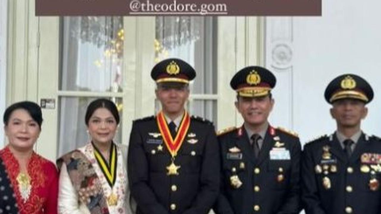 Setelah dilantik Jokowi, Theodore terlihat mengabadikan momen foto bersama orangtua dan juga Gubernur AKpol Irjen Krisno Siregar serta istri.
