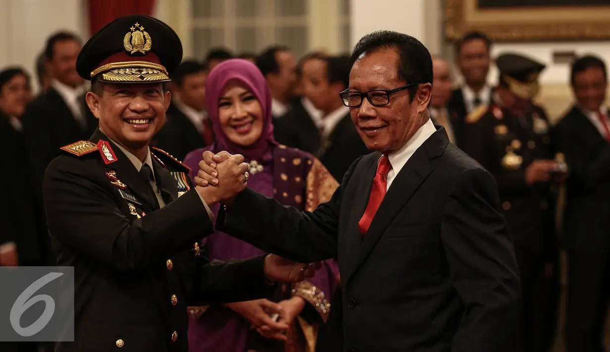 Kapolri Tito Karnavian menerima selamat dari Ketua BIN, Sutiyoso usai pelantikan di Istana Negara, Jakarta, Rabu (13/7). Tito Karnavian resmi menjadi Kapolri menggantikan Jenderal Badrodin Haiti. (Liputan6.com/Faizal Fanani)