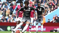 Penyerang Chelsea, Alexandre Pato, mengeksekusi penalti ke gawang Aston Villa. (EPA/Peter Powell)