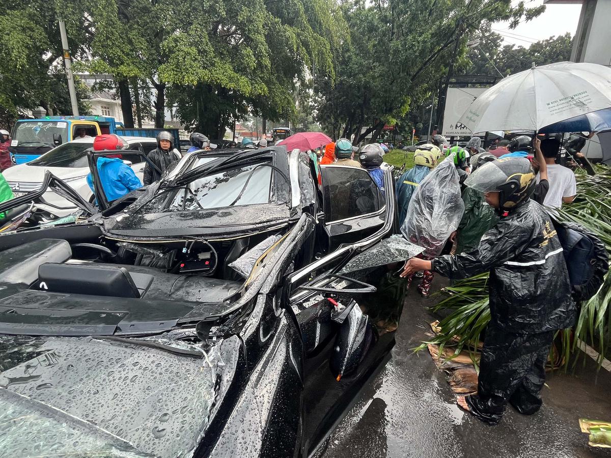 FOTO: Pohon Tumbang Timpa Mobil Mewah di Pondok Indah, Supir Tewas di Tempat