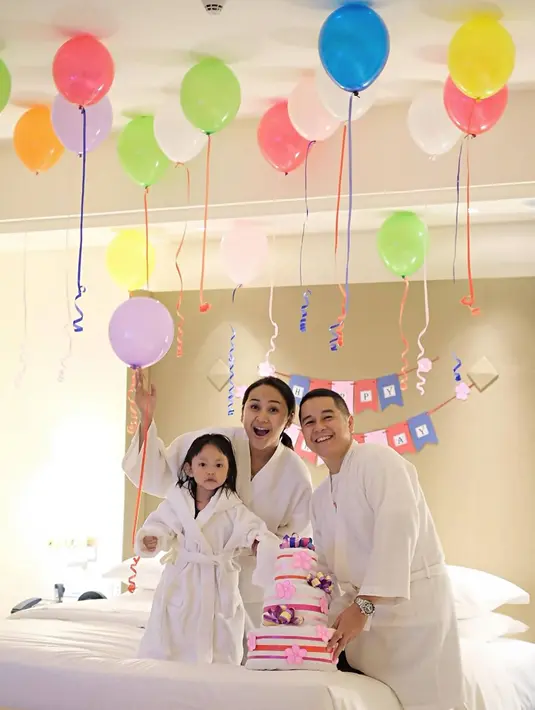 Sudah hampir kepala empat, sosok Inne Azri selalu tampil awet muda. Banyak dari potret yang ia bagikan dalam media sosial Instagram tidak kalah penampilannya dengan anak ABG. (Liputan6.com/IG/@inneazri)