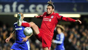 Striker Liverpool, Andy Carroll berusaha menendang bola ke gawang Chelsea pada laga Piala Liga 2011/2012 di Stamford Bridge, London (29/11/2011). Andy Carroll yang hanya membela Liverpool selama satu setengah musim dan tampil dalam 58 laga dengan torehan 4 gol dan 7 assist akhirnya dilepas ke West Ham United pada awal musim 2013/2014 setelah sempat semusim berstatus pinjaman. The Hammers harus merogoh kocek senilai 17,5 juta euro atau kini setara Rp287 miliar. (AFP/Glyn Kirk)