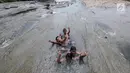 Anak-anak berendam di aliran sungai Gunung Sari, Desa Tajur, Pasirmukti, Citeureup, Bogor, Jawa Barat (24/6/2019). Wisata gratis ini adalah salah satu wahana rekreasi baru warga disekitaran Cibinong dan Citeureup sambil membawa anak anaknya main dan mandi disungai. (Kapanlagi.com/Budy Santoso)