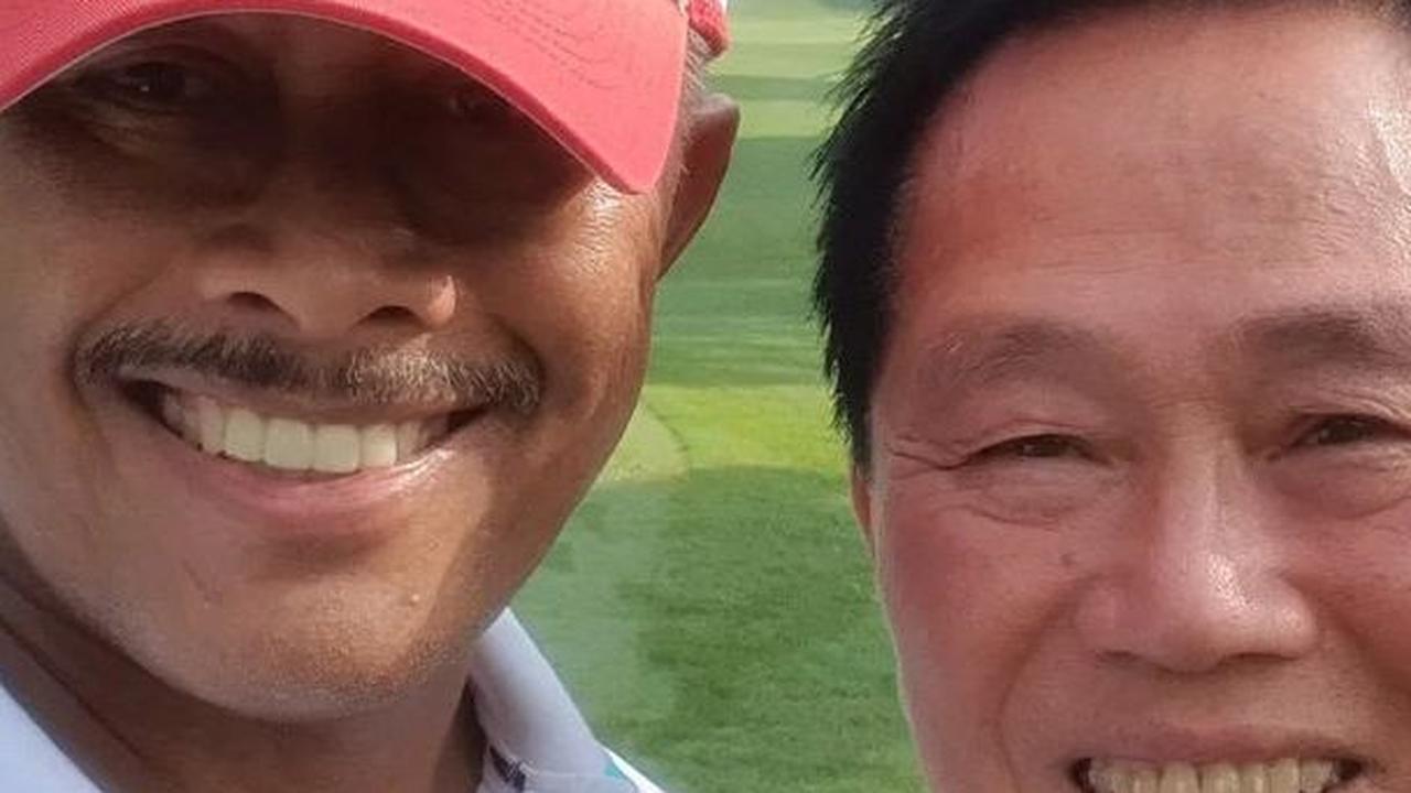 Dengan kumis tipis andalannya, Nanan rupanya tengah menghabiskan waktu dengan berolahraga. <br>